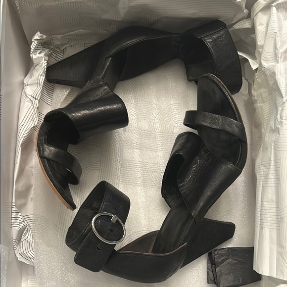 Elegant Black Women's Sandals - Picture 5 of 5